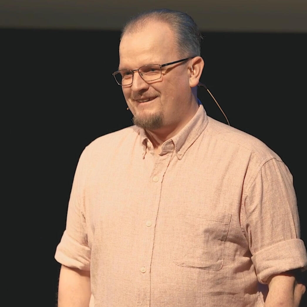 A picture of Stuart Wedge, smiling, with his arms crossed.